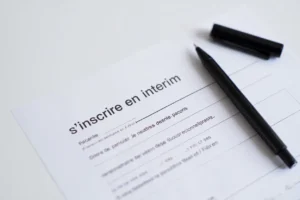 Inscription en agence intérim sur ordinateur