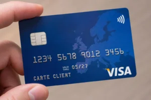 Carte bleue européenne en France: badge visa bleue sur fond bleu avec motif monde, montrant la carte client Visa et puce.