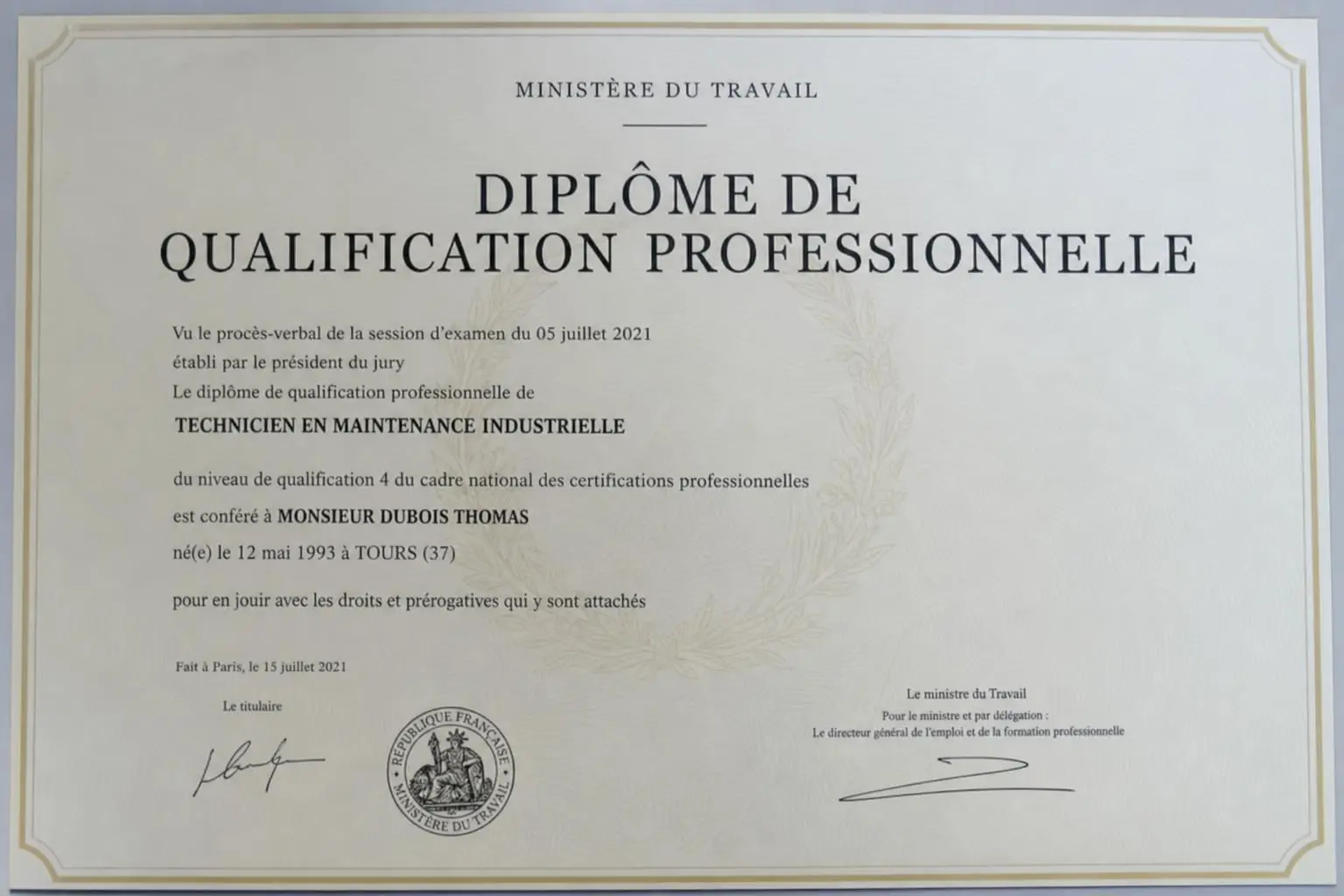 Diplôme de Qualification Professionnelle sur fond clair, texte en français, sous-titré “MINISTÈRE DU TRAVAIL” et sceau officiel, format paysage.